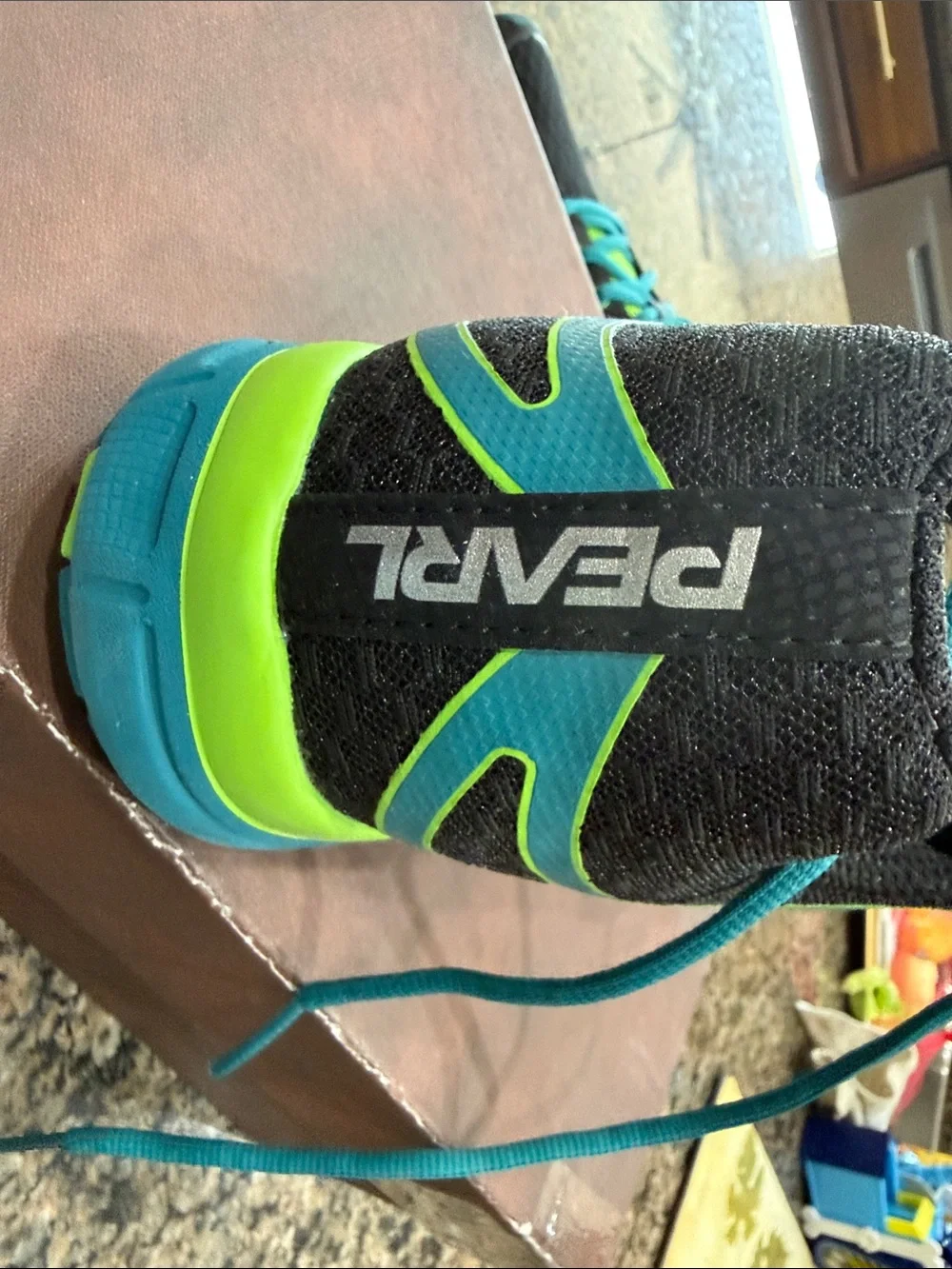 Pearl Izumi Black, Green & Blue men ' Running Sneaker size 10